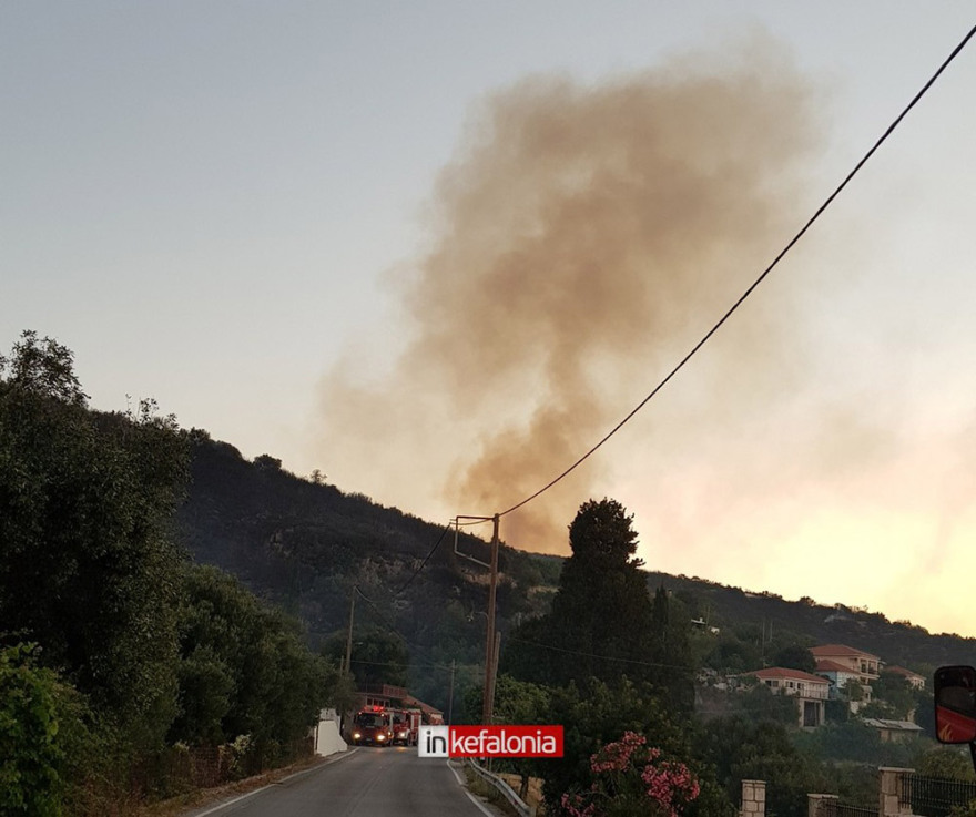 Φωτιά στην Κεφαλονιά: Καλύτερη η εικόνα - Παραμένουν ισχυρές δυνάμεις της Πυροσβεστικής