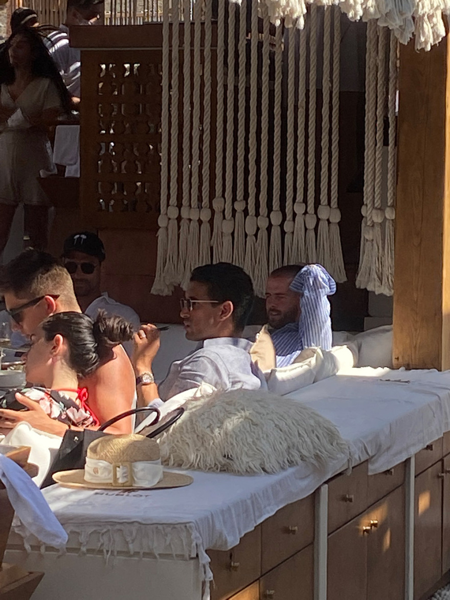 Μύκονος: Ο Μίραλεμ, ο διάδοχος του Μαρόκου και το Haut Brion των 15.000 ευρώ!