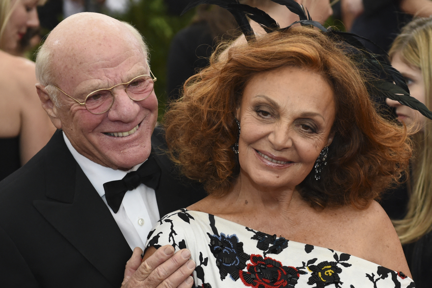 Το δείπνο της Αντιπάρου: Ποιοι είναι οι πανίσχυροι συνδαιτημόνες του πρωθυπουργού