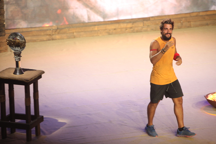 Survivor ο μεγάλος τελικός: Νικητής ο  Σάκης Κατσούλης - Μικρότερη της μονάδας η διαφορά ανάμεσα στους φιναλίστ - Δείτε φωτογραφίες και βίντεο
