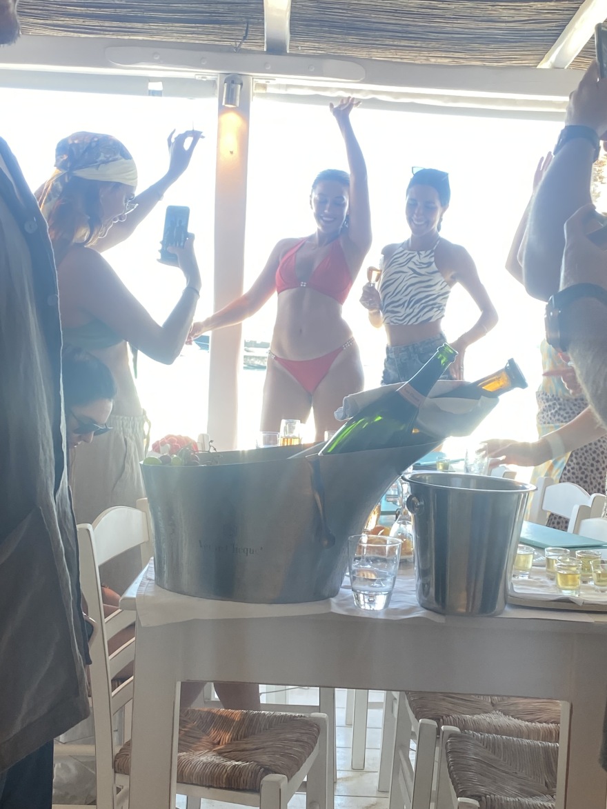 Μύκονος: Ο Μπαπέ, η Ψαρού on fire και τα μεταλλαγμένα τζιπ των 150.000 ευρώ