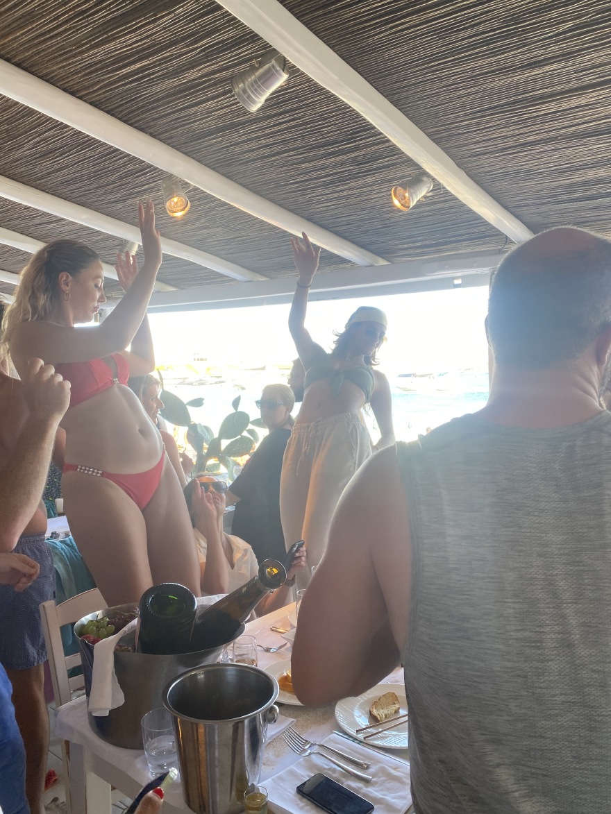 Μύκονος: Ο Μπαπέ, η Ψαρού on fire και τα μεταλλαγμένα τζιπ των 150.000 ευρώ