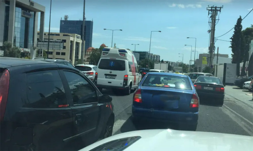 Κίνηση στους δρόμους: Μεγάλο μποτιλιάρισμα τώρα στην έξοδο 11 της Αττικής Οδού, στον κόμβο Κηφισίας
