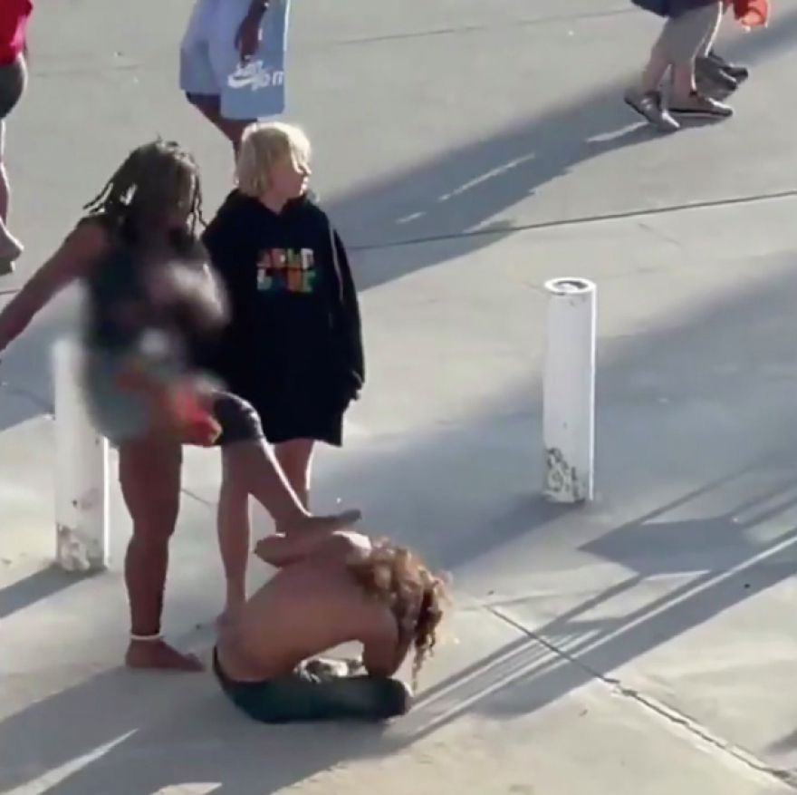 ΗΠΑ: Γυναίκες κλωτσάνε άστεγο - Θύελλα αντιδράσεων στα social media 