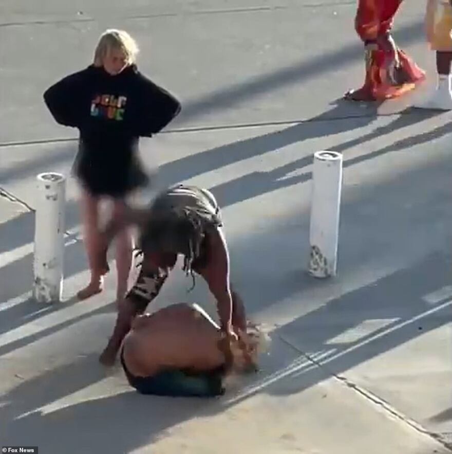 ΗΠΑ: Γυναίκες κλωτσάνε άστεγο - Θύελλα αντιδράσεων στα social media 