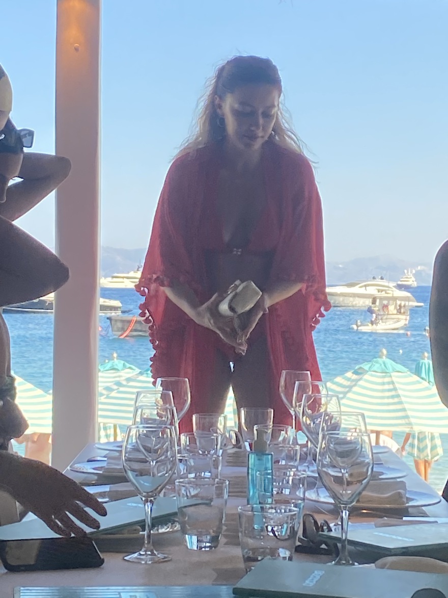 Μύκονος: Ο Μπαπέ, η Ψαρού on fire και τα μεταλλαγμένα τζιπ των 150.000 ευρώ