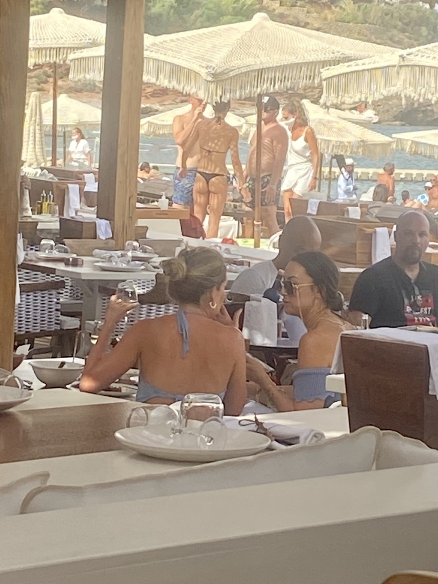 Μύκονος: Ο Μπαπέ, η Ψαρού on fire και τα μεταλλαγμένα τζιπ των 150.000 ευρώ