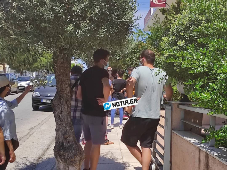 Rapid test: Ουρές και σήμερα στο Σύνταγμα