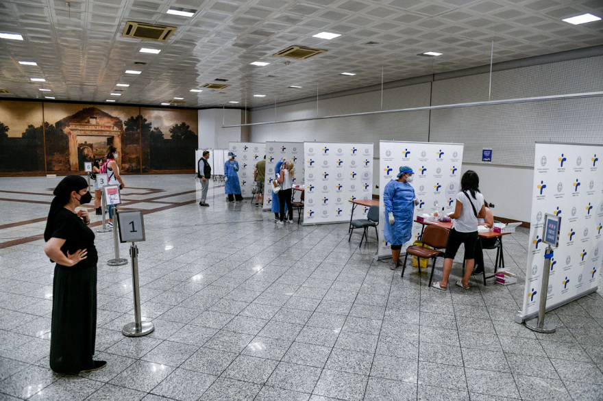 Rapid test: Ουρές και σήμερα στο Σύνταγμα