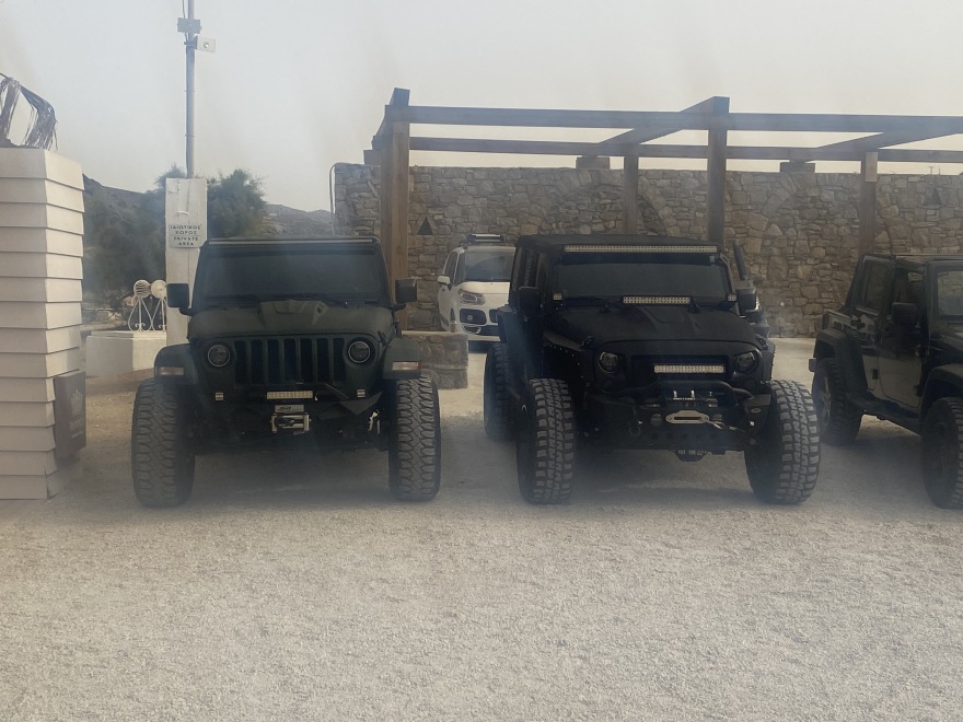 Μύκονος: Ο Μπαπέ, η Ψαρού on fire και τα μεταλλαγμένα τζιπ των 150.000 ευρώ