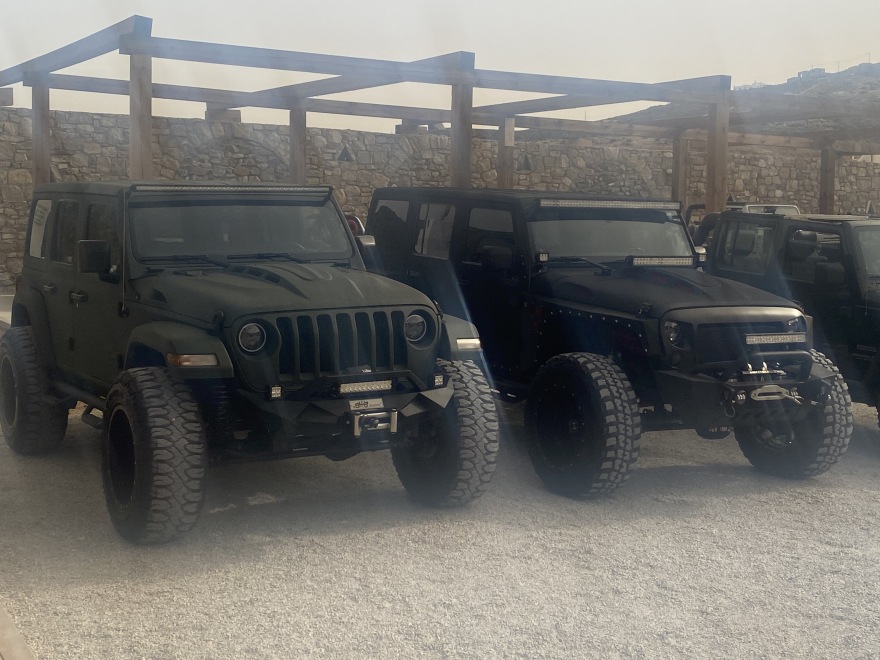 Μύκονος: Ο Μπαπέ, η Ψαρού on fire και τα μεταλλαγμένα τζιπ των 150.000 ευρώ