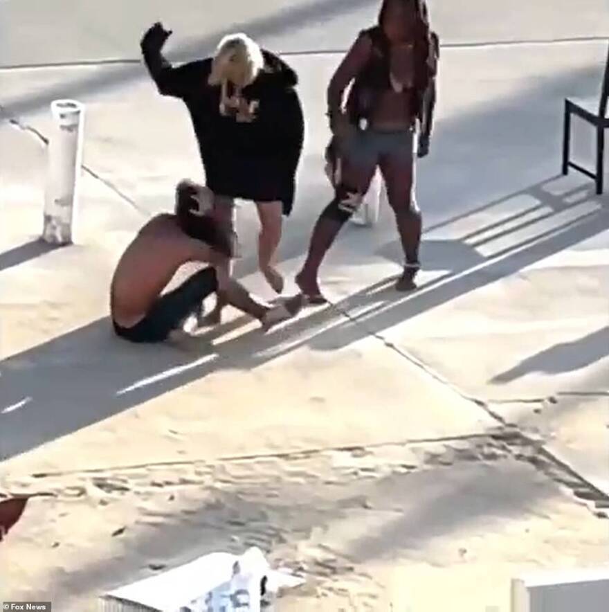 ΗΠΑ: Γυναίκες κλωτσάνε άστεγο - Θύελλα αντιδράσεων στα social media 