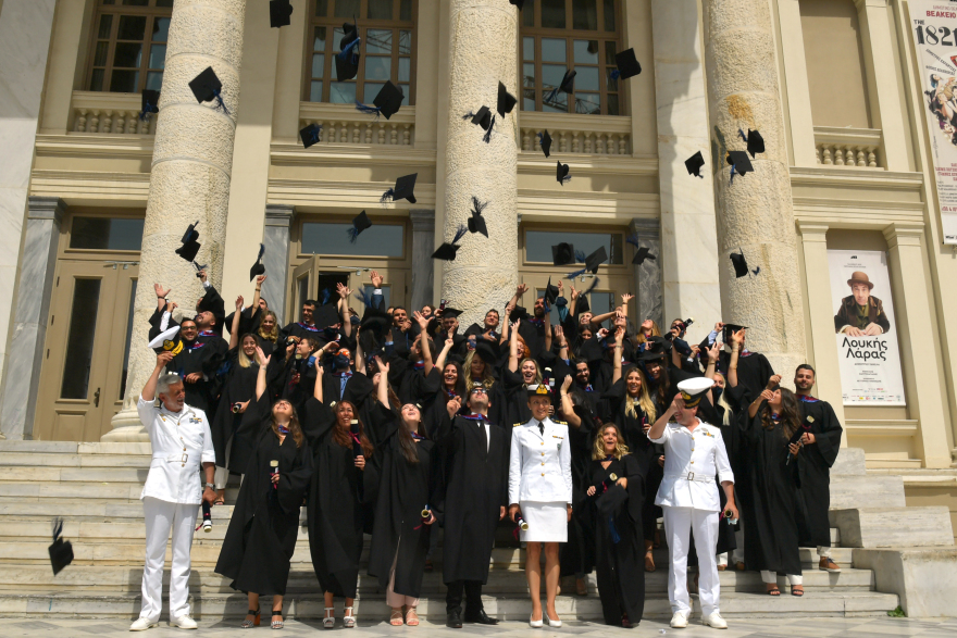 Πανεπιστήμιο Πειραιά: Ορκωμοσία αποφοίτων αγγλόφωνου μεταπτυχιακού Ναυτιλιακών Σπουδών