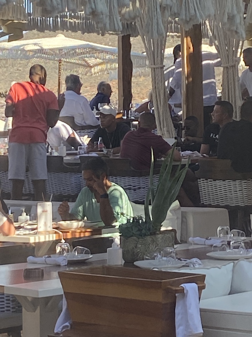 Μύκονος: Οι τεκίλες του Μπαπέ, οι επτά βίλες του Μπενζεμά και τα κοσέρ γεύματα των Ισραηλινών