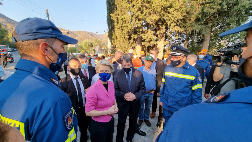 Φονική πυρκαγιά στην Κύπρο: Στις πυρόπληκτες περιοχές η Ούρσουλα Φον Ντερ Λάιεν