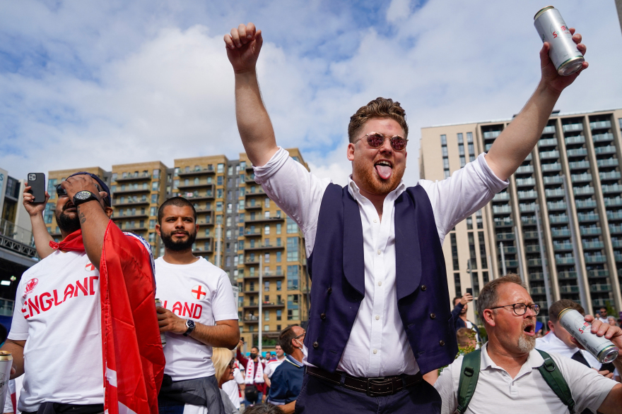 Στον πυρετό του ημιτελικού οι Άγγλοι: Χιλιάδες οπαδοί έξω από το Γουέμπλεϊ - Γεμάτες οι παμπ από νωρίς