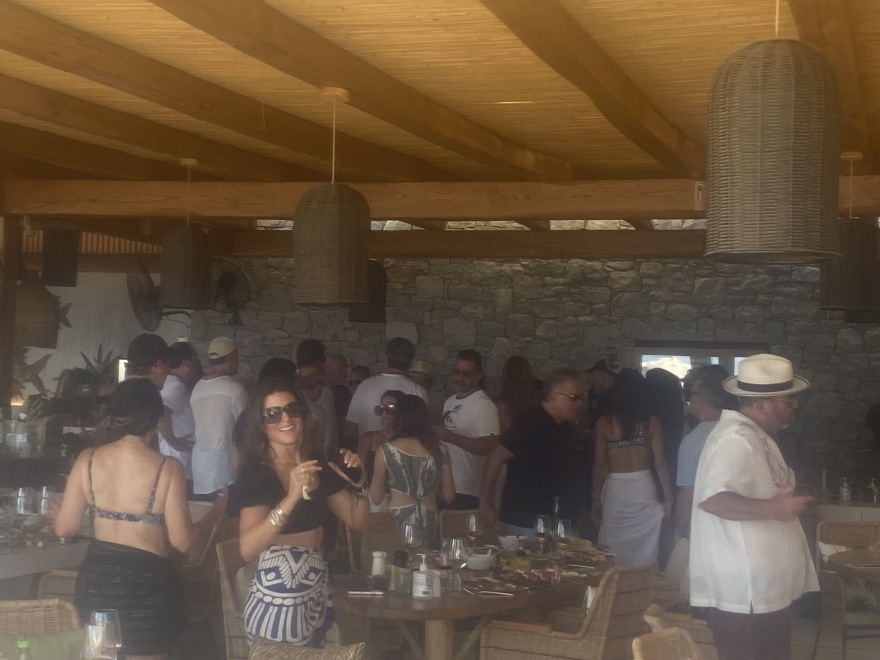 Μύκονος: Οι τεκίλες του Μπαπέ, οι επτά βίλες του Μπενζεμά και τα κοσέρ γεύματα των Ισραηλινών