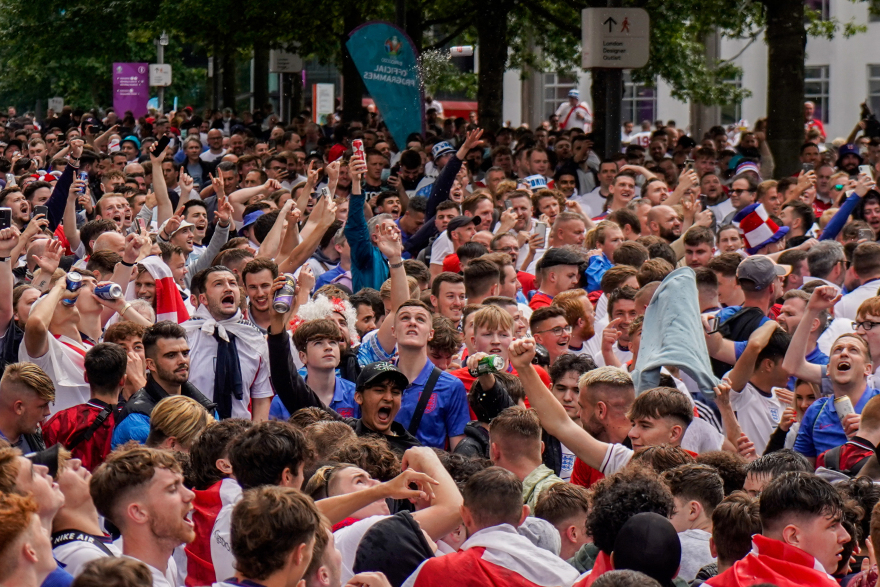 Στον πυρετό του ημιτελικού οι Άγγλοι: Χιλιάδες οπαδοί έξω από το Γουέμπλεϊ - Γεμάτες οι παμπ από νωρίς