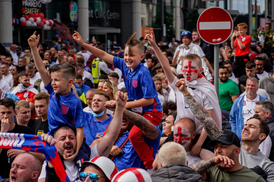 Στον πυρετό του ημιτελικού οι Άγγλοι: Χιλιάδες οπαδοί έξω από το Γουέμπλεϊ - Γεμάτες οι παμπ από νωρίς