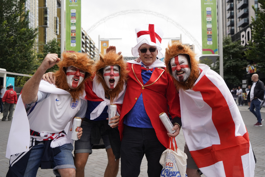 Στον πυρετό του ημιτελικού οι Άγγλοι: Χιλιάδες οπαδοί έξω από το Γουέμπλεϊ - Γεμάτες οι παμπ από νωρίς