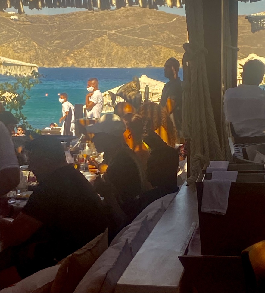 Μύκονος: Οι τεκίλες του Μπαπέ, οι επτά βίλες του Μπενζεμά και τα κοσέρ γεύματα των Ισραηλινών