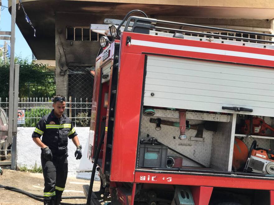 Περιστέρι: Φωτιά μετά από έκρηξη σε κατάστημα - Δείτε φωτογραφίες