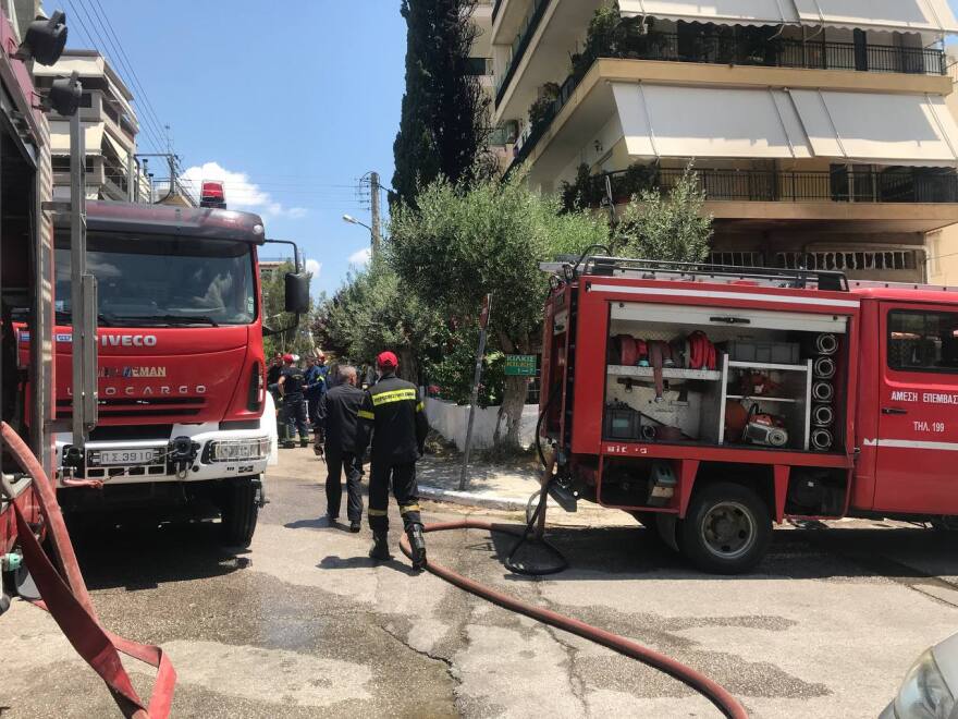 Περιστέρι: Φωτιά μετά από έκρηξη σε κατάστημα - Δείτε φωτογραφίες