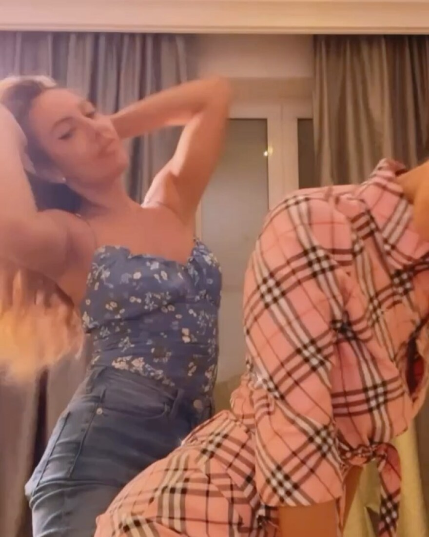 Μπέλα Χαντίντ: «Βραβείο» sexy selfie φωτογραφίας στις λαμπερές Κάννες