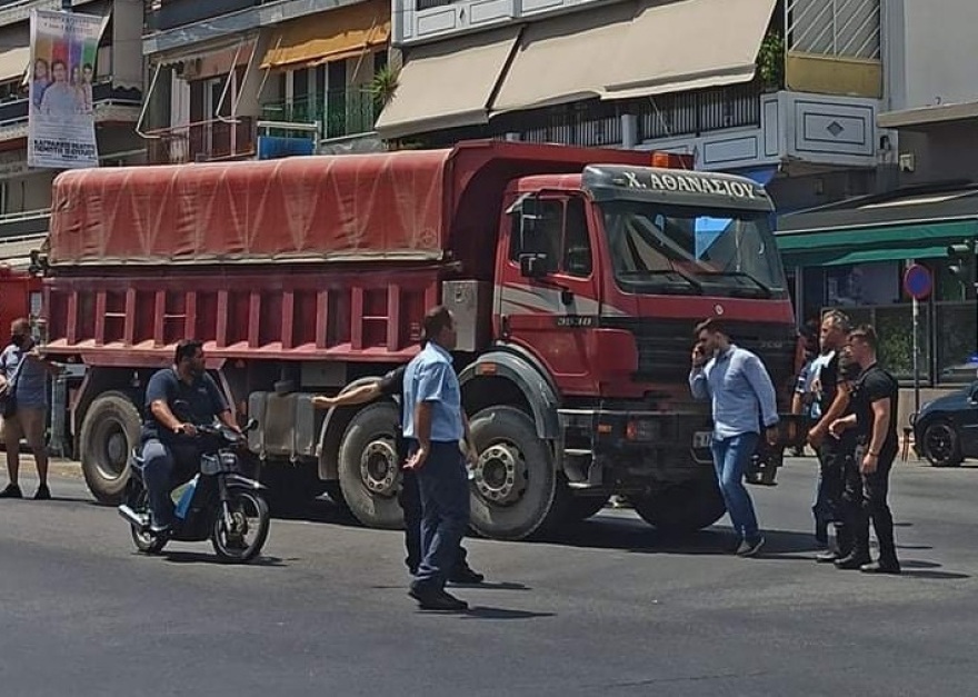 Τραγωδία στη Νίκαια: Φορτηγό παρέσυρε και σκότωσε επτάχρονο κοριτσάκι - Βίντεο και φωτογραφίες