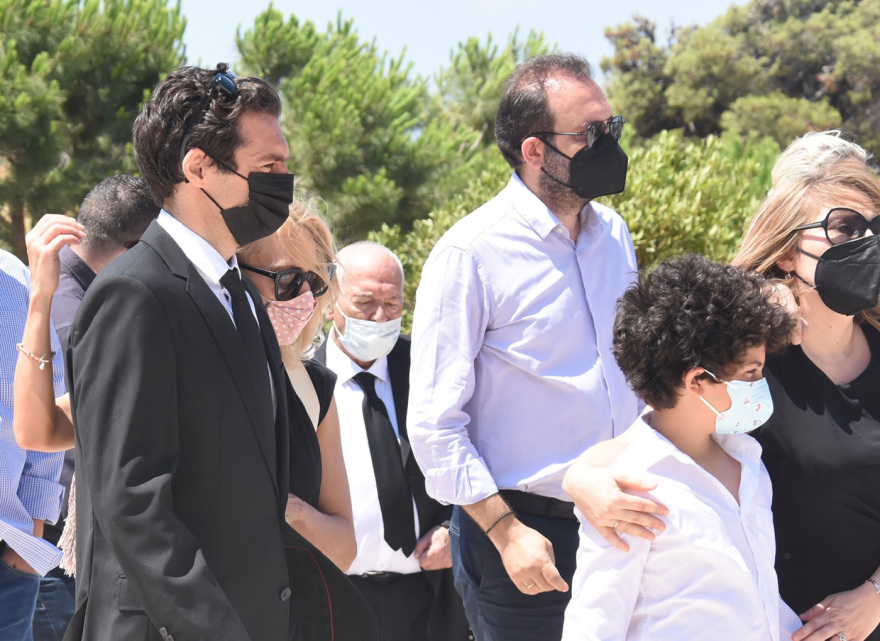 Συγγενείς και φίλοι είπαν το τελευταίο «αντίο» στον Βασίλη Τοκάκη