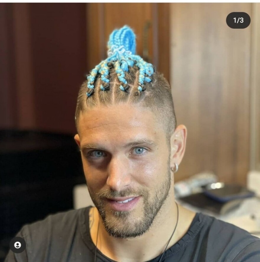 Αλέξανδρος Πασχαλάκης: Mε μπλε πλεξιδάκια στα μαλλιά - «Ζήλεψε» την Ειρήνη Παπαδοπούλου που είχε κάνει ροζ