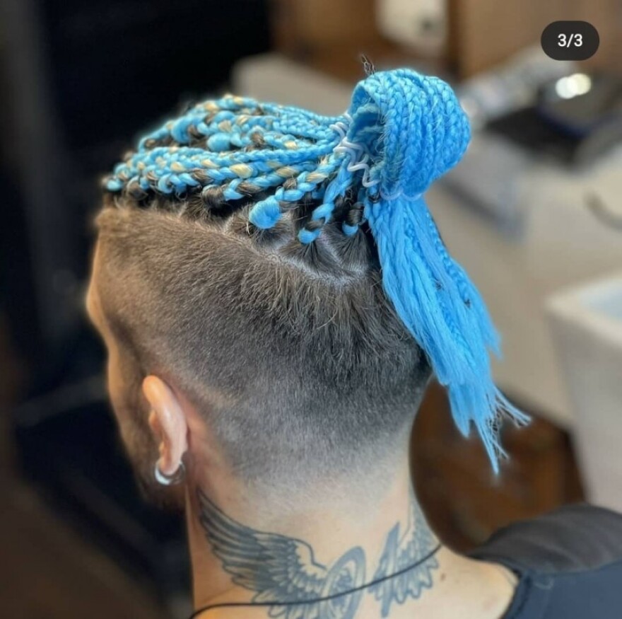 Αλέξανδρος Πασχαλάκης: Mε μπλε πλεξιδάκια στα μαλλιά - «Ζήλεψε» την Ειρήνη Παπαδοπούλου που είχε κάνει ροζ