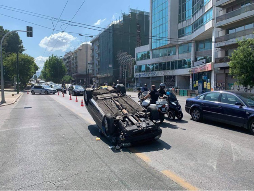 Κίνηση στους δρόμους: Μποτιλιάρισμα προκλήθηκε από ανατροπή αυτοκινήτου στη λεωφόρο Αλεξάνδρας - Live η κίνηση τώρα