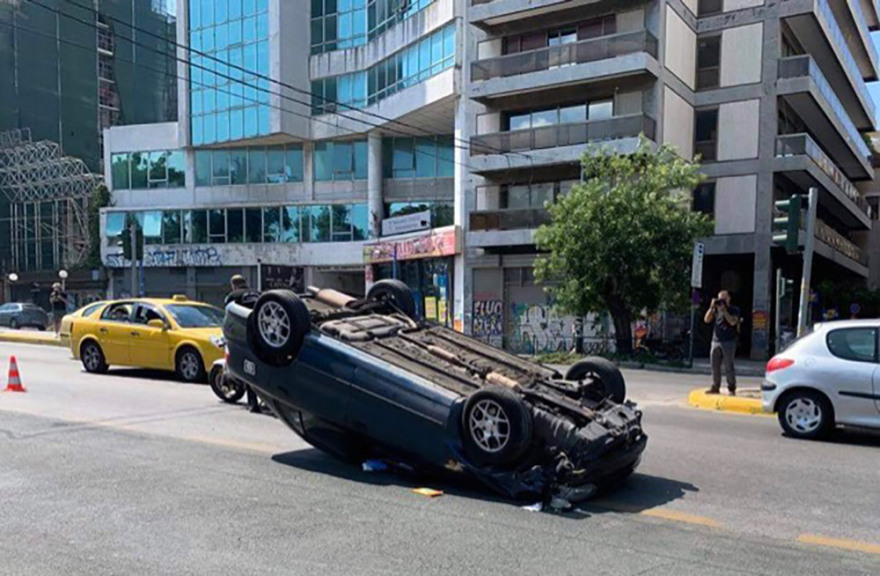 Κίνηση στους δρόμους: Μποτιλιάρισμα προκλήθηκε από ανατροπή αυτοκινήτου στη λεωφόρο Αλεξάνδρας - Live η κίνηση τώρα