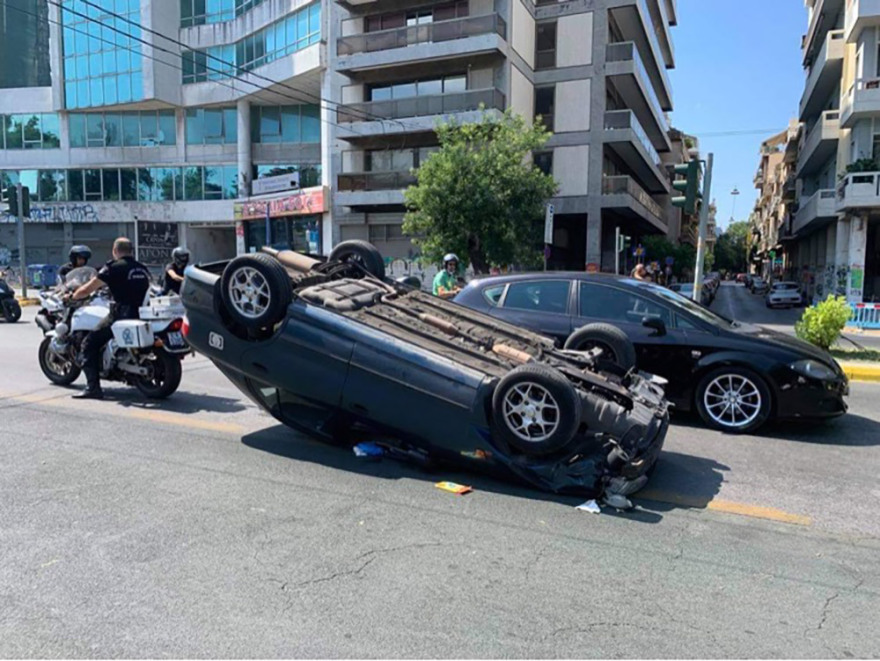 Κίνηση στους δρόμους: Μποτιλιάρισμα προκλήθηκε από ανατροπή αυτοκινήτου στη λεωφόρο Αλεξάνδρας - Live η κίνηση τώρα