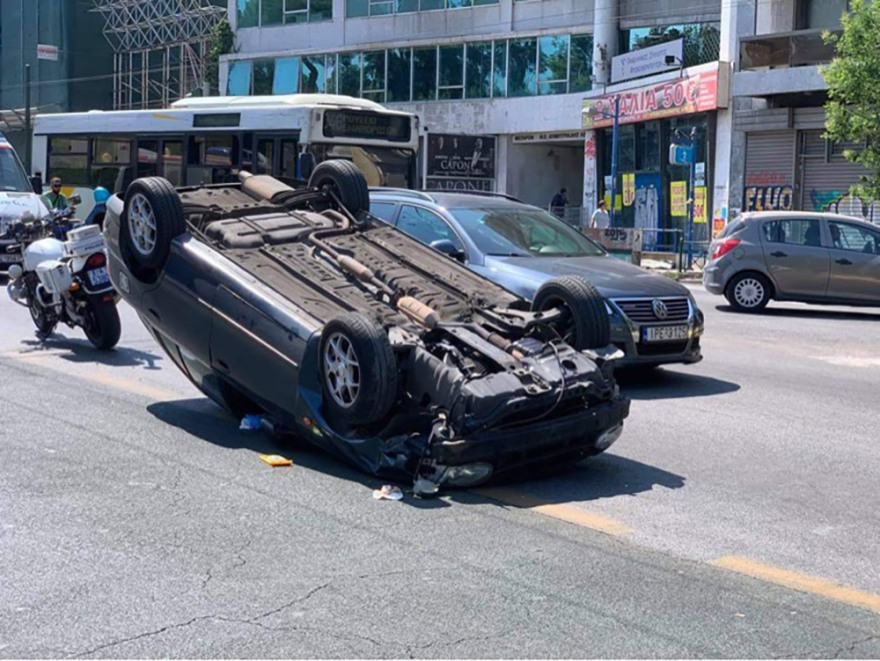 Κίνηση στους δρόμους: Μποτιλιάρισμα προκλήθηκε από ανατροπή αυτοκινήτου στη λεωφόρο Αλεξάνδρας - Live η κίνηση τώρα