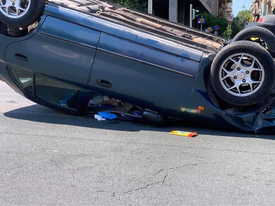 Κίνηση στους δρόμους: Μποτιλιάρισμα προκλήθηκε από ανατροπή αυτοκινήτου στη λεωφόρο Αλεξάνδρας - Live η κίνηση τώρα