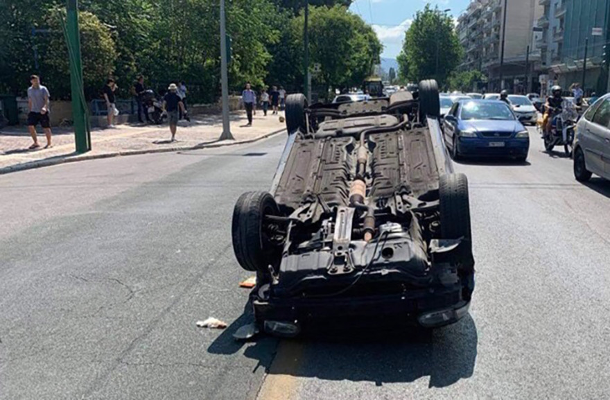 Κίνηση στους δρόμους: Μποτιλιάρισμα προκλήθηκε από ανατροπή αυτοκινήτου στη λεωφόρο Αλεξάνδρας - Live η κίνηση τώρα