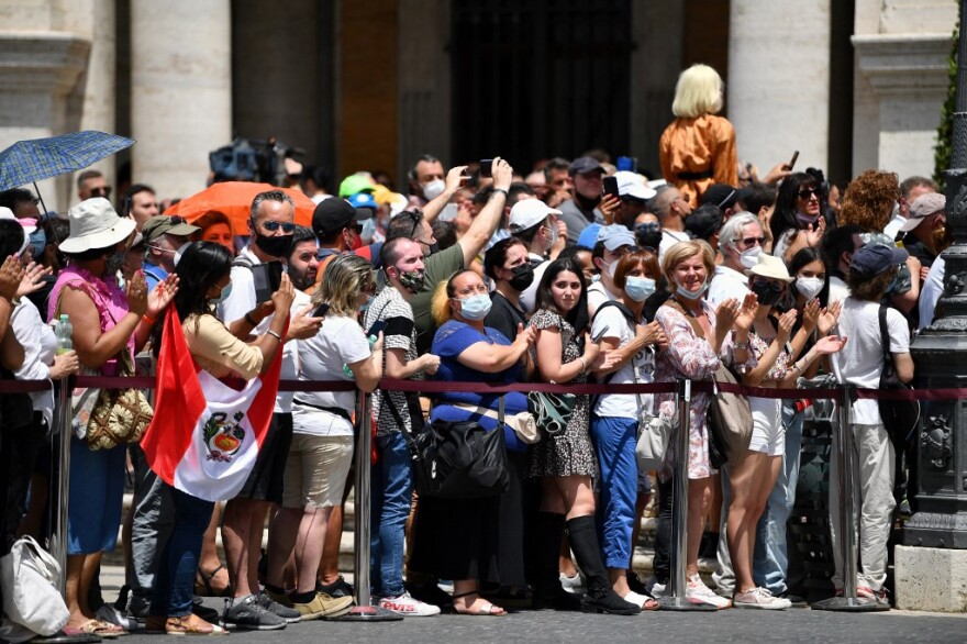 Ραφαέλα Καρά: Χιλιάδες πολίτες αποχαιρέτισαν στη Ρώμη τη μεγάλη τραγουδίστρια και show woman