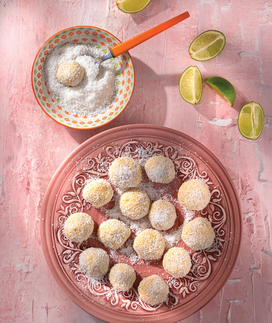 Σήμερα φτιάχνουμε γλυκό: Τρουφάκια με λευκή σοκολάτα, λάιμ και ινδοκάρυδο