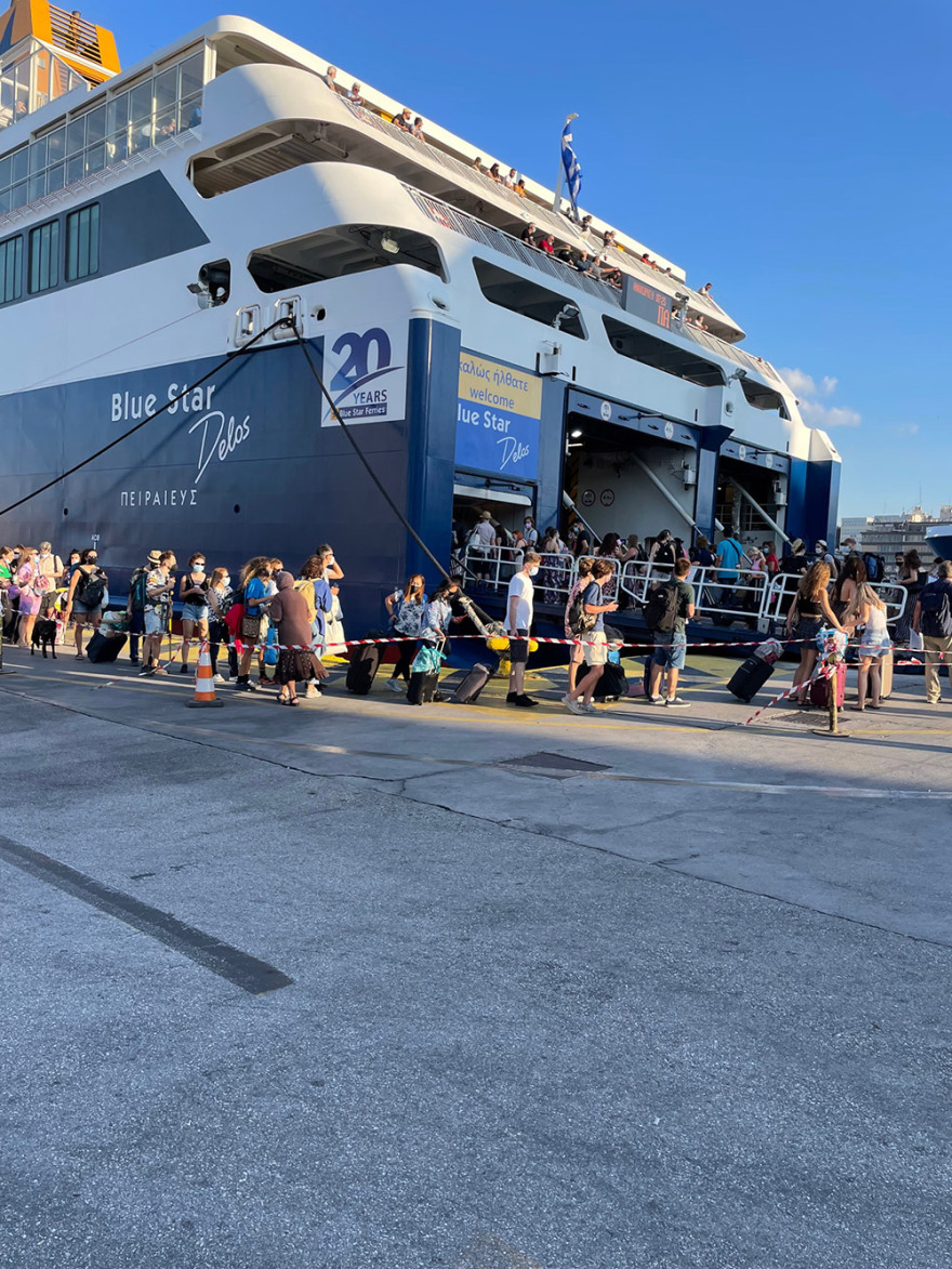 Μετακινήσεις στα νησιά: Ουρές στα λιμάνια Πειραιά και Ραφήνας - Ποια είναι τα απαιτούμενα πιστοποιητικά