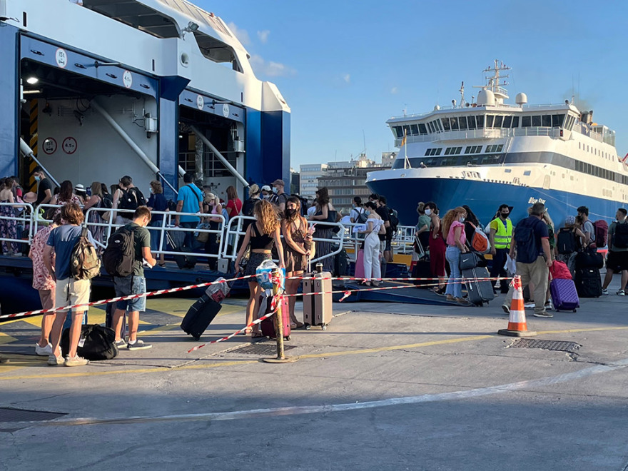Μετακινήσεις στα νησιά: Ουρές στα λιμάνια Πειραιά και Ραφήνας - Ποια είναι τα απαιτούμενα πιστοποιητικά