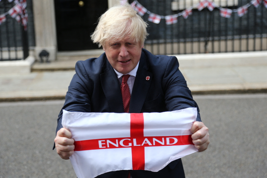 Euro 2020: Ο Μπόρις Τζόνσον διακόσμησε τη Ντάουνινγκ Στριτ με αγγλικές σημαίες ενόψει του τελικού 