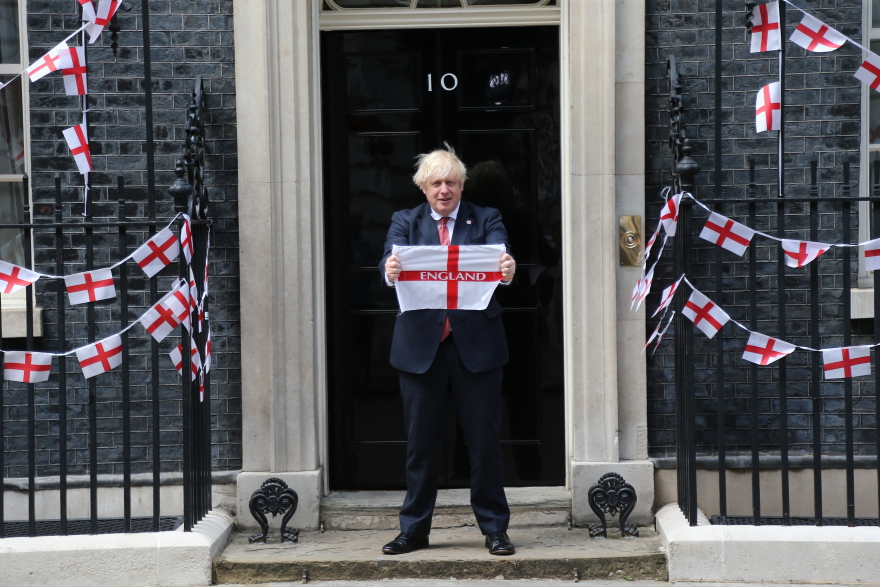 Euro 2020: Ο Μπόρις Τζόνσον διακόσμησε τη Ντάουνινγκ Στριτ με αγγλικές σημαίες ενόψει του τελικού 