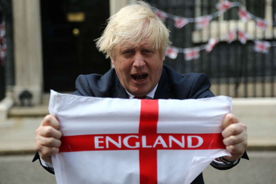 Euro 2020: Ο Μπόρις Τζόνσον διακόσμησε τη Ντάουνινγκ Στριτ με αγγλικές σημαίες ενόψει του τελικού 