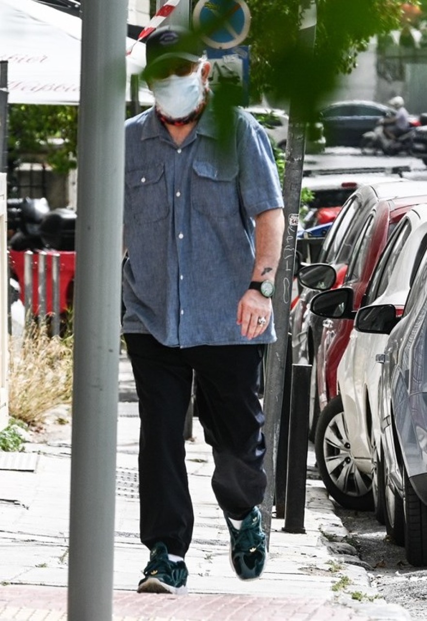 Πέτρος Φιλιππίδης: Πρώτη φωτογραφία μετά τη δίωξη για βιασμό - Καλυμμένος με μάσκα, καπέλο και γυαλιά