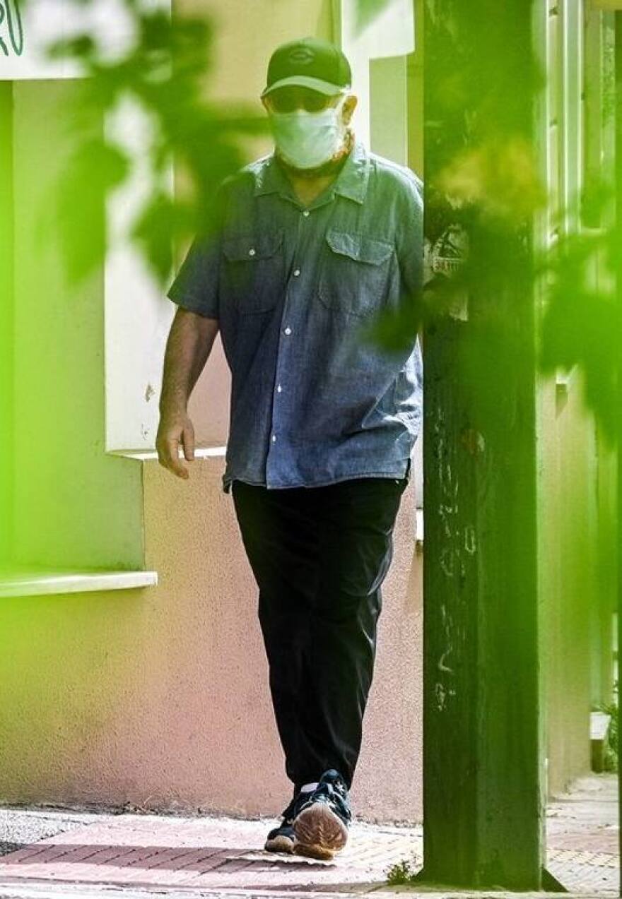 Πέτρος Φιλιππίδης: Πρώτη φωτογραφία μετά τη δίωξη για βιασμό - Καλυμμένος με μάσκα, καπέλο και γυαλιά