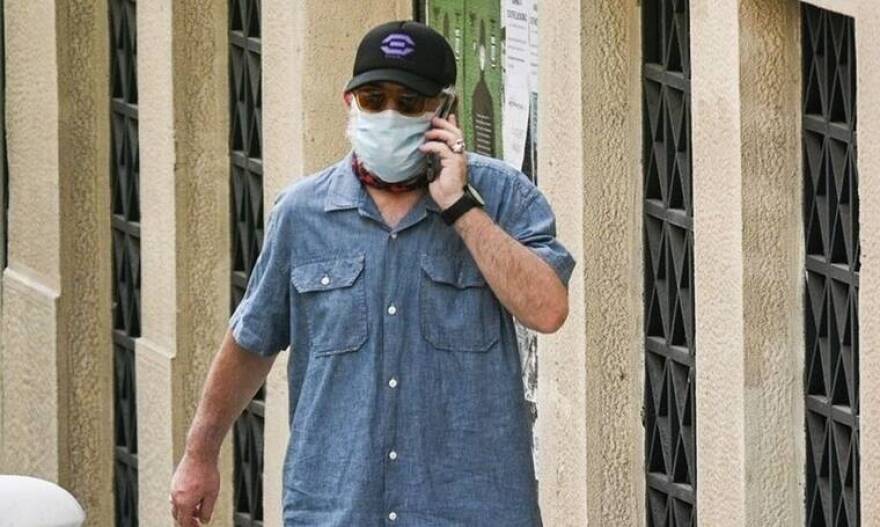 Πέτρος Φιλιππίδης: Πρώτη φωτογραφία μετά τη δίωξη για βιασμό - Καλυμμένος με μάσκα, καπέλο και γυαλιά