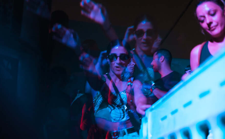 Η επιστροφή των rave πάρτι των 90s και ο εφιάλτης του COVID-19