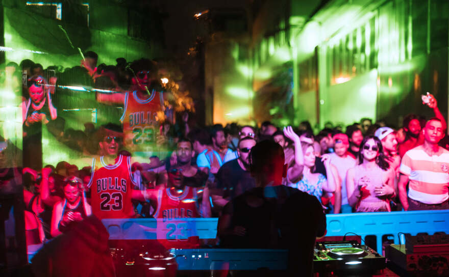 Η επιστροφή των rave πάρτι των 90s και ο εφιάλτης του COVID-19